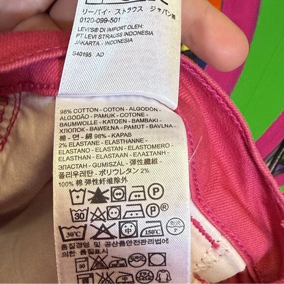 Levi's Pink Denim Bermuda Shorts. Size W30-10. In excellent condition! - Picture 8 of 9